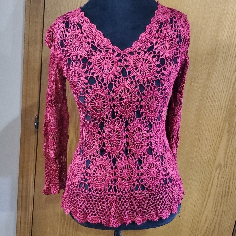 Quest-ce Que C'est burgandy wine red crochet medallion pattern layer sweater